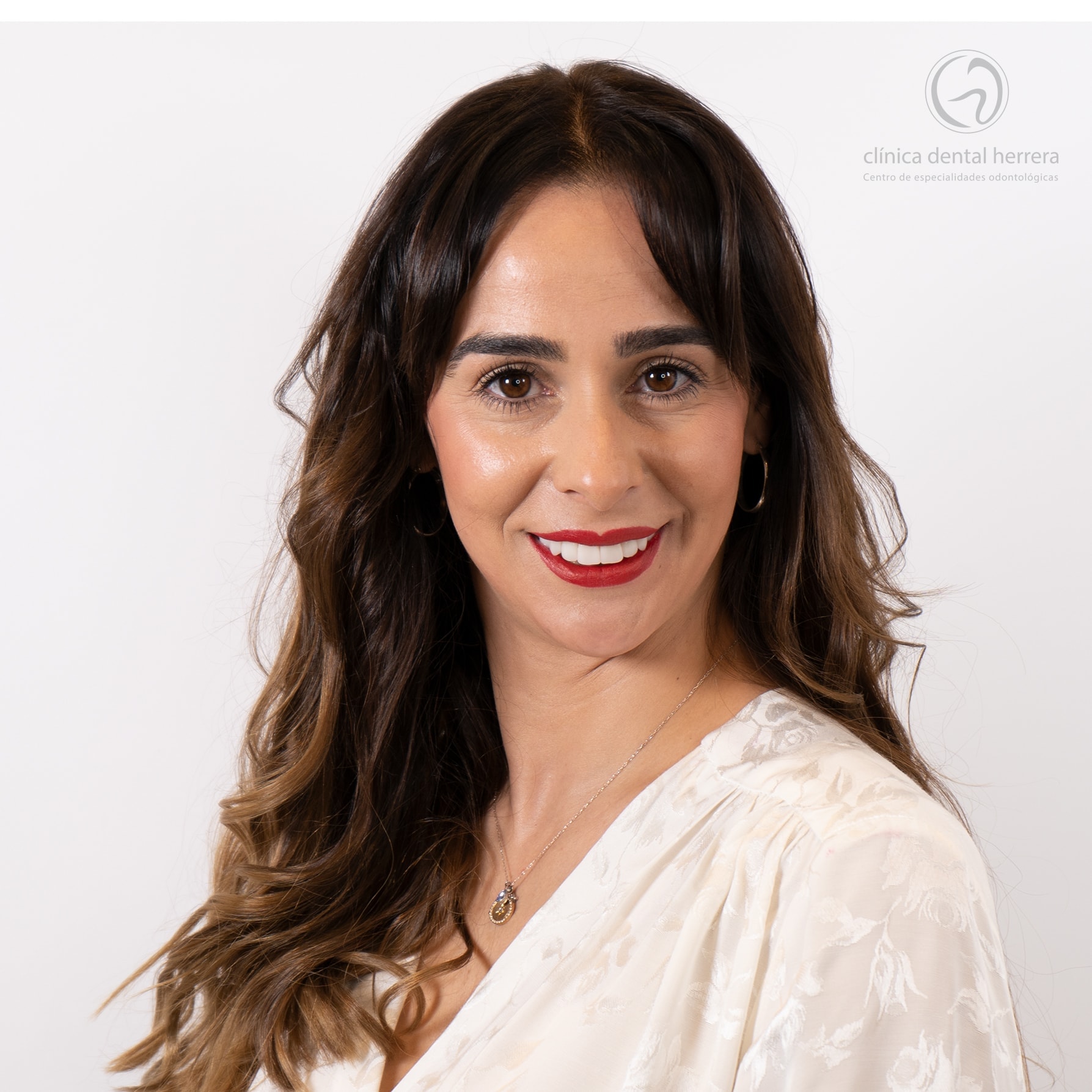 Inmaculada García-Chicano. Orthodontics, Implants and Dental Veneers 4